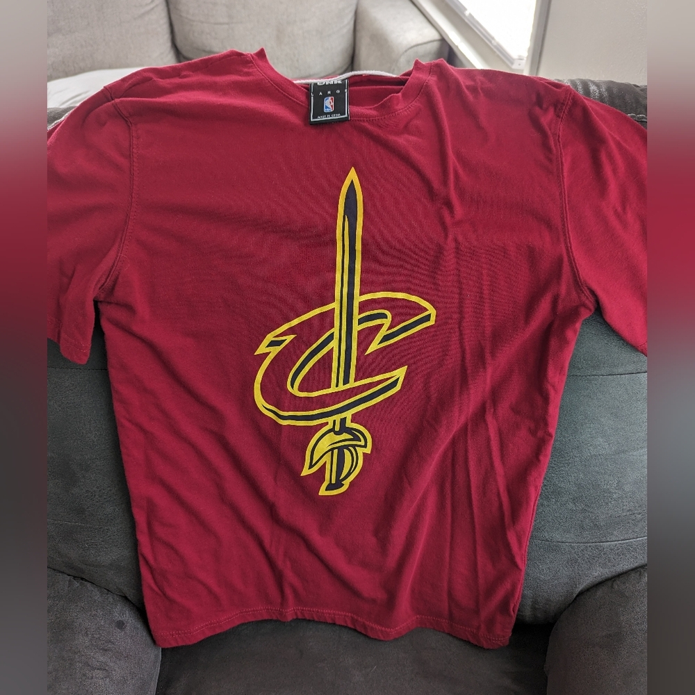 Men's Cleveland Cavs shirt